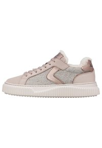 Lichtroze sneakers met een getextureerd grijs paneel, metallic accenten, bontvoering en een geribbelde witte rubberen zool.