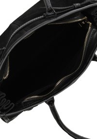 Borsa a tracolla nera in suede con chiusura a cerniera, dettagli in oro sulla cerniera e tasca interna. Presenta cuciture robuste e una morbida texture.