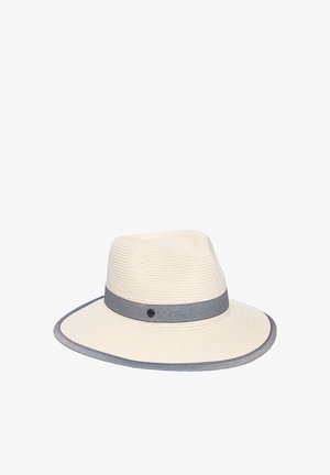 Biały słomkowy kapelusz z szerokim rondem, z szarym obszyciem wokół ronda oraz szarą opaską z małą czarną okrągłą emblematem.