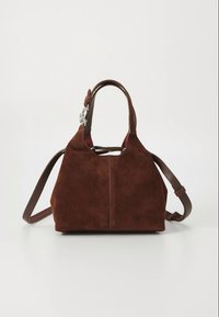 Brun semsket skinnveske med en strukturert form, utstyrt med korte håndtak og en avtagbar skulderrem i skinn. Ingen fremtredende mønstre eller detaljer.