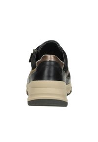 Baskets noires et dorées avec une tige en cuir texturé, un col rembourré et une semelle intermédiaire beige ; dotées d'une fermeture éclair à l'arrière pour un accès facile.