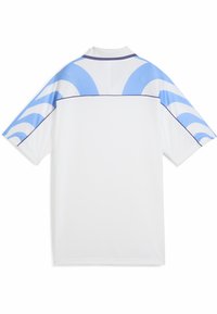T-shirt de sport blanc à manches courtes, avec des motifs de vagues bleues et une bordure violette le long du col et des épaules. Tissu texturé.