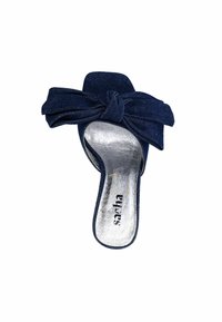 Denim slide-sandalen met een geknoopte strik op de bovenkant, zilverkleurige metalen binnenzool, open teenontwerp en platte hak.