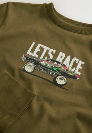 Felpa verde oliva con collo a costine, caratterizzata da una stampa grafica di un'auto colorata e dalla scritta "LET'S RACE". Tessuto di cotone morbido.