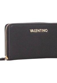 Portafoglio in pelle nera con finitura testurizzata. Presenta il marchio dorato "VALENTINO" e una chiusura con zip. Design sottile e rettangolare con cintura da polso.