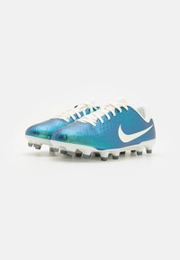Scarpini da calcio Nike con un gradiente blu e verde, superficie testurizzata con motivi a diamante, dettagli bianchi e lacci prominenti.