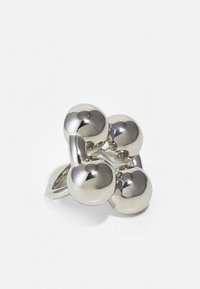 Anillo de tono plateado con cuatro elementos esféricos lisos interconectados por una banda pulida, creando un diseño geométrico.
