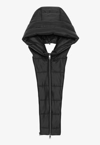 Îmbrăcăminte puffer neagră cu un glugă mare, textură matlasată și fermoar frontal. Prezintă cusături verticale și buzunare laterale.