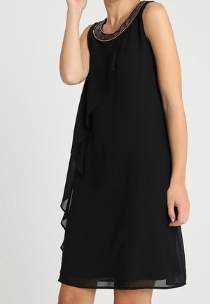 Zwarte mouwloze jurk met een gerimpelde zijkant, versierde halslijn en een vloeiende silhouet, gemaakt van lichtgewicht stof.
