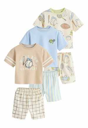 Trois ensembles de hauts à manches courtes pour enfants et shorts assortis avec des motifs sportifs et à carreaux en beige, bleu clair et crème.