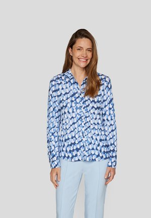 Blaues Langarmhemd mit einem weißen und hellblauen abstrakten Muster, aus weichem Stoff, mit Knopfleiste und spitzem Kragen.