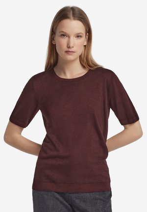 Weinroter Kurzarmpullover mit rundem Ausschnitt, glatter Textur und umgeschlagenen Bündchen. Klassisches, tailliertes Design mit geripptem Saum.