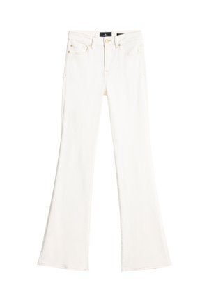 Weiße, hoch taillierte Schlagjeans mit Frontknopf, Reißverschluss, Gürtelschlaufen und Fünf-Taschen-Design flach auf weißem Hintergrund ausgelegt.