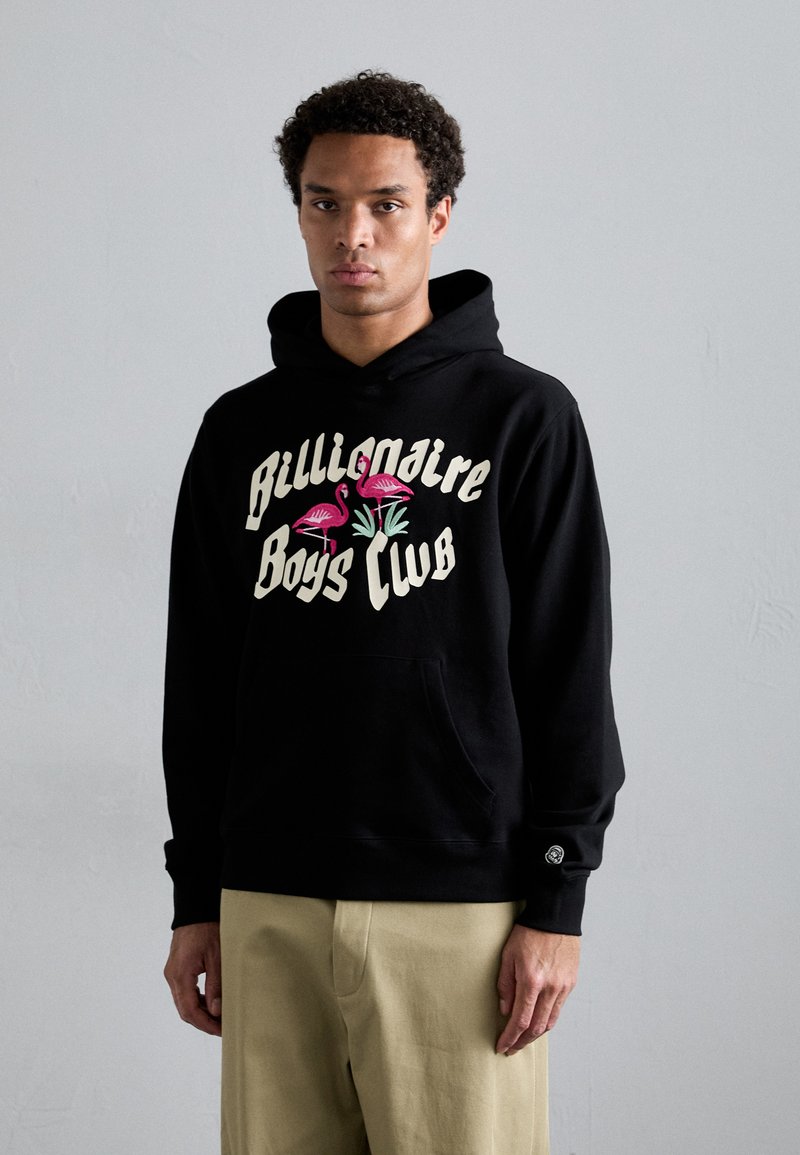 Hoodie noir avec poche avant, arborant le logo "Billionaire Boys Club" en crème et des graphiques vifs de flamant rose et de plantes.