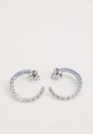 Silberne Creolen mit einer Reihe quadratisch geschliffener, klarer und blauer Kristalle entlang der Vorderseite, mit einer soliden, glatten Rückseite.