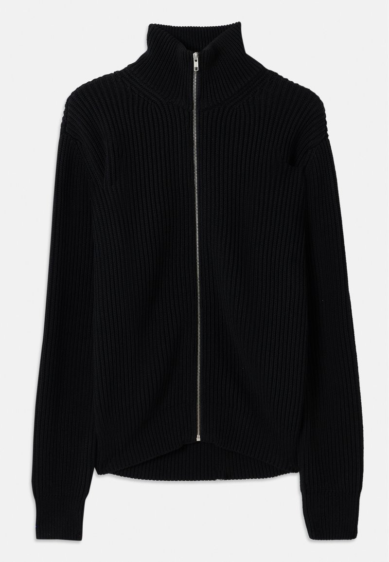 Pull en noir à côtes avec un col haut et une fermeture éclair sur toute la longueur. Présente un tissu texturé et un ourlet légèrement arrondi pour un look superposé.