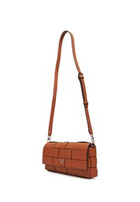 Sac à main en cuir marron avec un design tissé, de forme rectangulaire, une bandoulière ajustable et un accent de logo à l'avant.