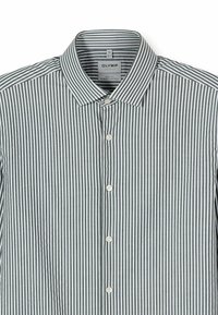 Gestreiftes Herrenhemd mit abwechselnd dünnen und dicken grauen und weißen vertikalen Linien, einem Button-down-Kragen und weißen Knöpfen.