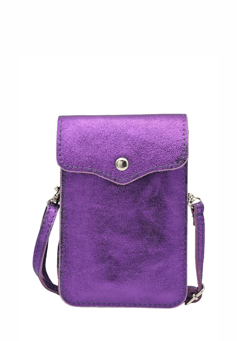 Sac bandoulière métallique violet avec fermeture à rabat, bouton-pression argenté et fine sangle réglable. Texture lisse avec coins arrondis.
