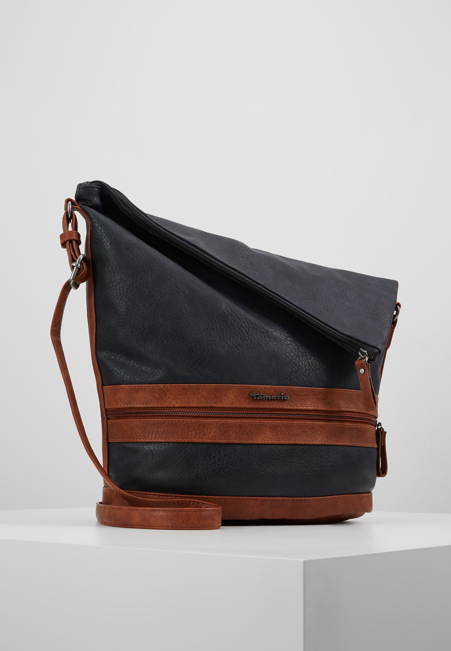 Tamaris SMIRNE HOBO BAG Skulderveske navy comb Zalando.no Tamaris SMIRNE HOBO BAG Skulderveske dark brown comb
