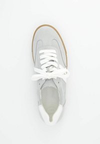 Sneaker in suede grigio con lacci bianchi, colletto imbottito e suola in gomma. Design minimalista con un pannello posteriore bianco a contrasto.