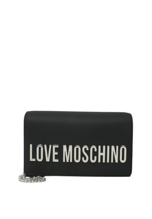 Portafoglio in pelle sintetica nera con lettere argentate che formano la scritta "LOVE MOSCHINO" sul davanti e una tracolla in catena argento. Forma rettangolare con texture liscia.