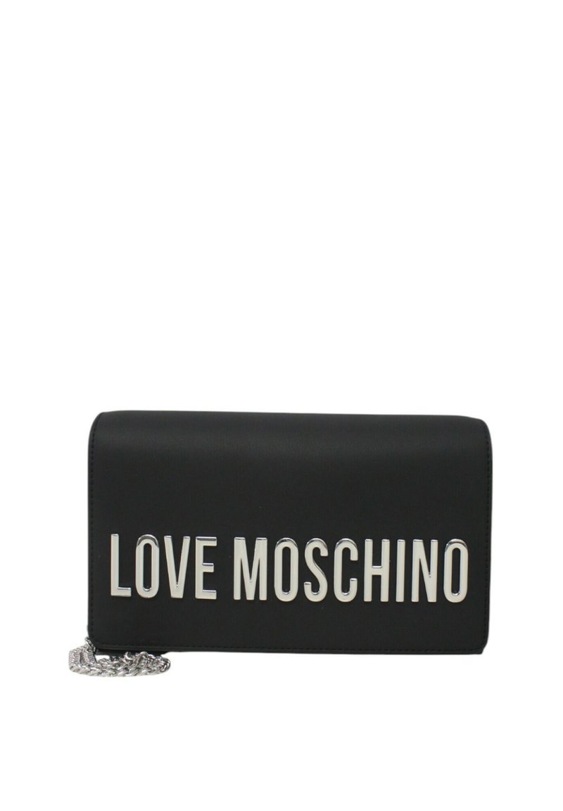 Portafoglio in pelle sintetica nera con lettere argentate che formano la scritta "LOVE MOSCHINO" sul davanti e una tracolla in catena argento. Forma rettangolare con texture liscia.