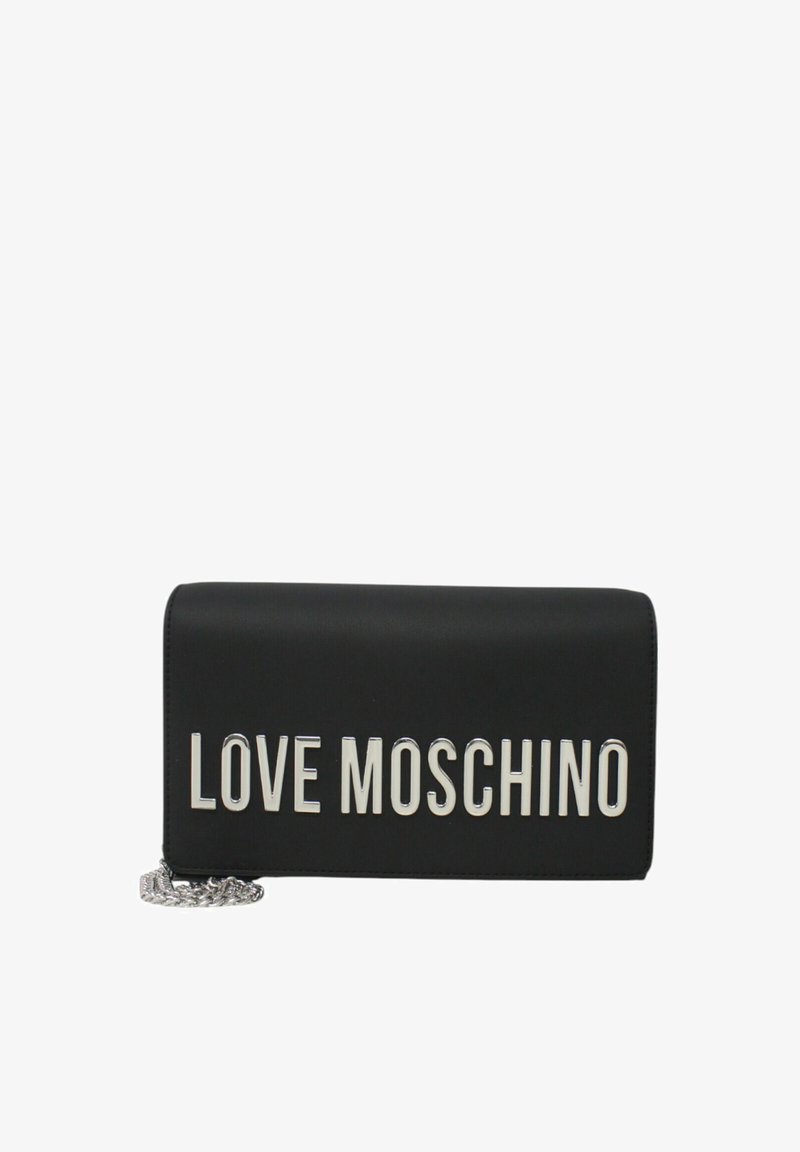 Portafoglio in pelle sintetica nera con lettere argentate che formano la scritta "LOVE MOSCHINO" sul davanti e una tracolla in catena argento. Forma rettangolare con texture liscia.