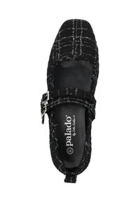 Zapato plano negro con textura de tweed, con punta cuadrada y una correa decorativa con hebilla. Logo impreso en blanco en la plantilla.