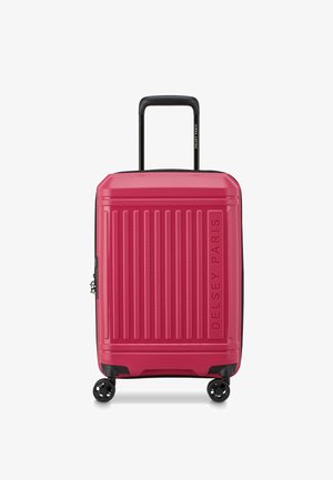 Valigia rigida di colore rosa brillante con righe verticali, dettagli neri, manico retrattile e quattro ruote per una maggiore mobilità.