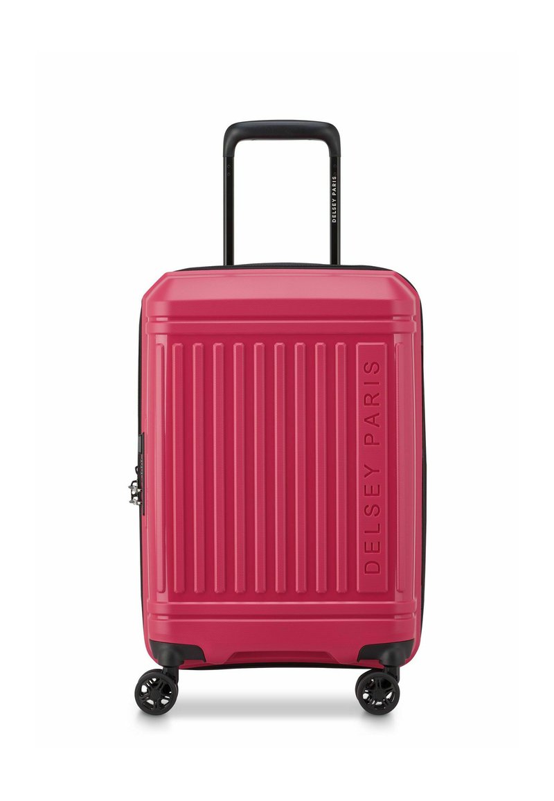 Maleta rígida de color rosa brillante con rayas verticales, acentos en negro, asa retráctil y cuatro ruedas giratorias para mayor movilidad.