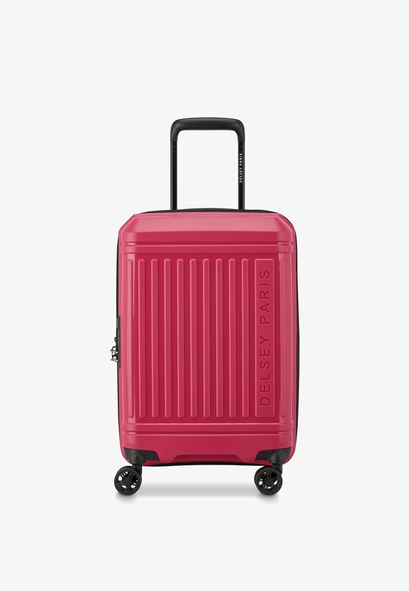 Maleta rígida de color rosa brillante con rayas verticales, acentos en negro, asa retráctil y cuatro ruedas giratorias para mayor movilidad.