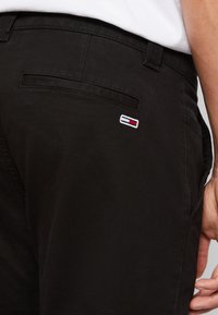 Tommy Jeans TJM SCANTON PANT - Chinos - black