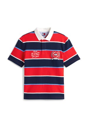 Polo à manches courtes avec des rayures horizontales rouges, marine, blanches et bleues, col blanc et noms de villes brodés sur la poitrine.