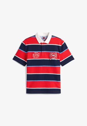 Polo de manga corta con rayas horizontales en rojo, azul marino, blanco y azul, cuello blanco y nombres de ciudades bordados en el pecho.