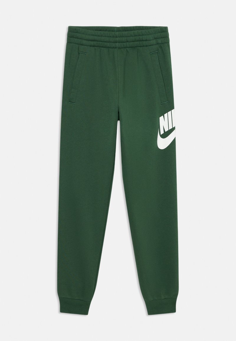 Calças de jogging verdes feitas de tecido macio, com um logo Nike branco na perna esquerda, cintura elástica e bolsos laterais.
