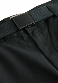 Crne tkanine hlače s teksturiranim weavom, s crnim tkanim pojasom i pravokutnom crnom kopčom. Prikaz izbliza koji ističe detalje.