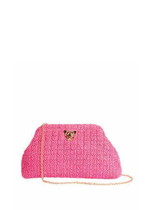 Rosa gewebte Clutch mit einem goldenen Kettenriemen und einer kleinen goldenen Leopardenkopf-Dekoration auf der Vorderseite.