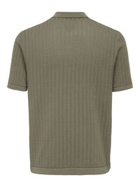 Polo en maille vert olive clair à manches courtes avec motif vertical texturé et col, poignets et ourlet côtelés, vu de dos.