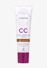 Lumene CC Color Correcting Cream in een witte tube met een paarse basis, gelabeld "6 Bronze," bevat een vegan claim en SPF 20.