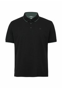 Schwarzes Poloshirt mit kurzen Ärmeln, drei-Knopf-Leiste und einem kontrastierenden grünen Kragen. Verfügt über ein kleines Logo auf der Brust.