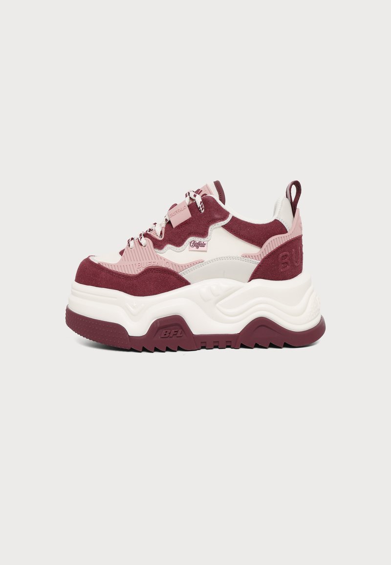 Chunky sneaker σε λευκό και μπορντό με πλάτφορμα, πάνελ από σουέντ και δέρμα, κορδόνια με σχέδια και επώνυμα στοιχεία στο πλάι και στη σόλα.