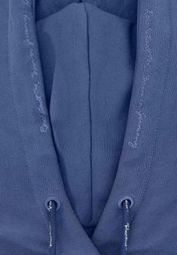 Felpa con cappuccio color navy dotata di lacci, con testo ricamato sul colletto. Realizzata in tessuto morbido e testurizzato, con una vestibilità comoda.