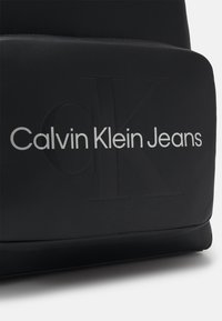 Calvin Klein Jeans SCULPTED CAMPUS MONO UNISEX - Zaino - black/metallic