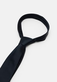 Svart satinbånd med en glatt tekstur, med et klassisk design og en smal, trekantet ende, lagt flatt på en hvit bakgrunn.