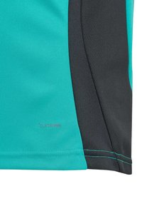 Türkises Sportshirt mit schwarzem Seitenpaneel, featuring eine glatte Textur und dem in Grau aufgedruckten "CLIMACOOL"-Logo nahe dem Saum.