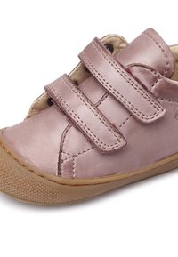 Scarpa in pelle rosa con due cinturini in Velcro, punta arrotondata e suola in gomma texture. Presenta cuciture a contrasto e una morbida fodera interna.