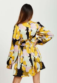 Liquorish EARTH TONE FLORAL PRINT  - Day dress - yellow