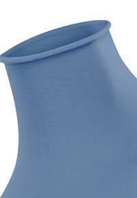 Hellblaues, geripptes Rollkragenoberteil mit glatter Textur und umgeschlagenem Kragen, das ein figurbetontes Design und dehnbaren Stoff zeigt.