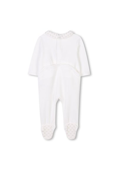 Combinaison blanche à manches longues, avec un col doux présentant un motif subtil, et des jambes avec pieds arborant le logo de la marque imprimé sur les semelles.